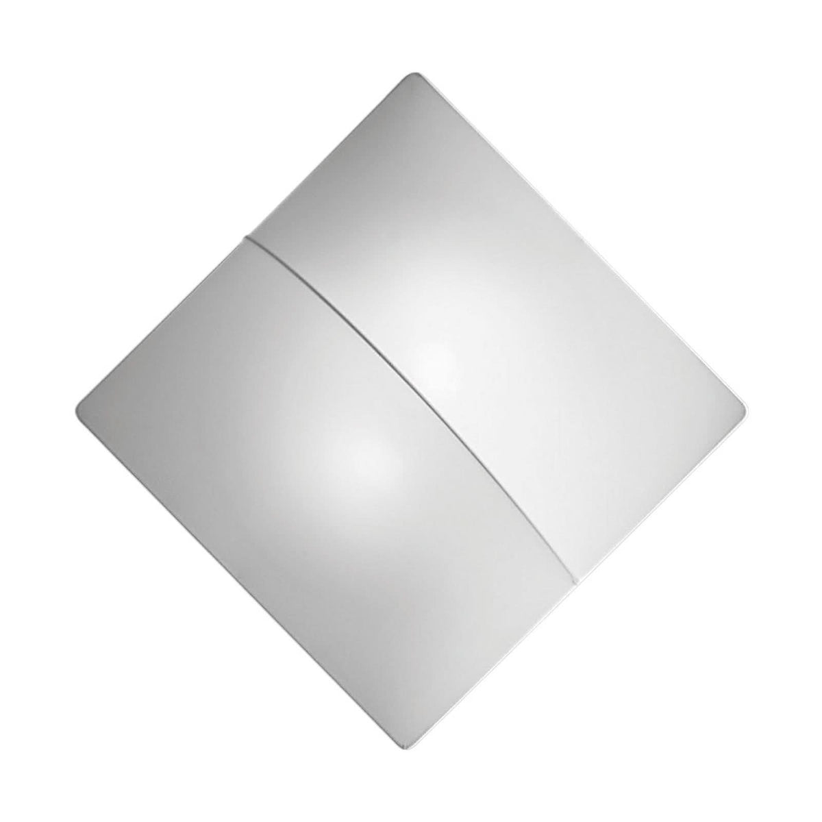 Vue produit isolée : applique blanche carrée avec couture diagonale et éclairage diffus.