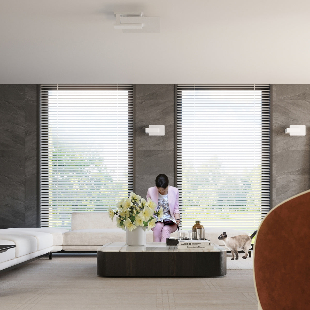 Mise en ambiance dans un salon avec appliques murales blanches installées sur un mur gris.