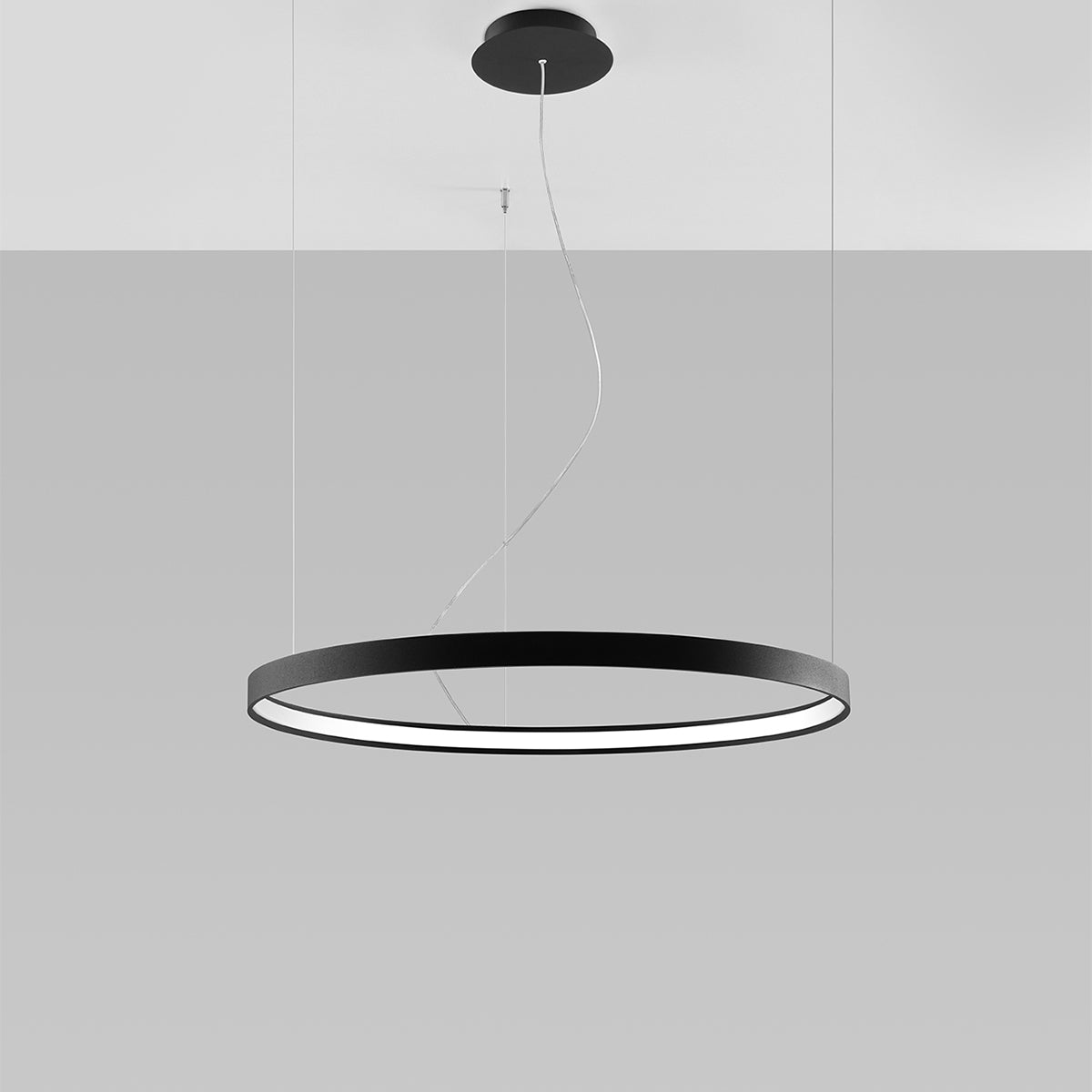 Vue rapprochée montrant le diffuseur LED blanc sous l'anneau noir