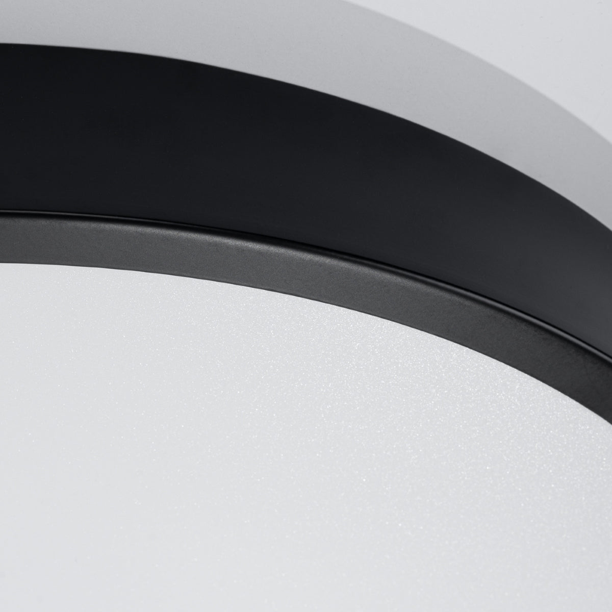 Gros plan sur la finition noire mate et le verre dépoli texturé du luminaire