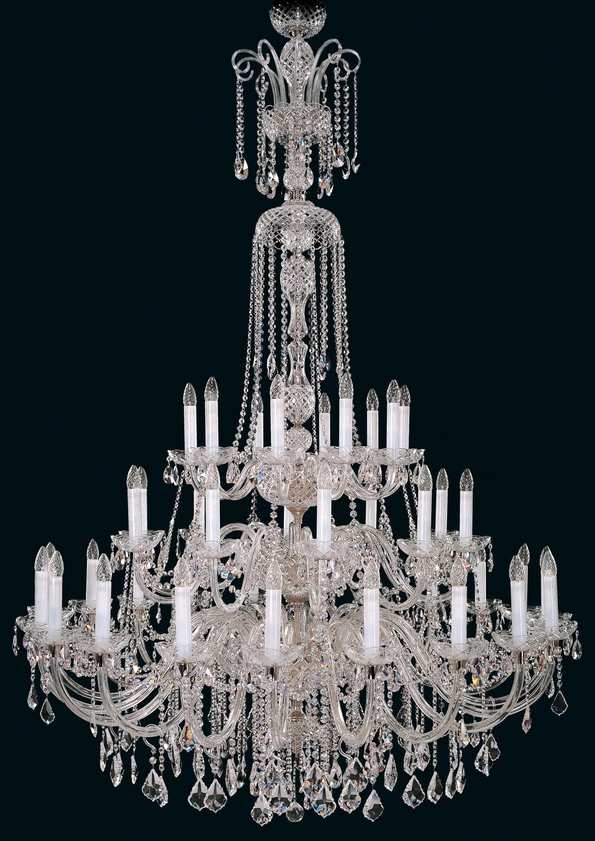 Lustre en cristal entier de face sur fond noir, montrant ses trois étages de bras.