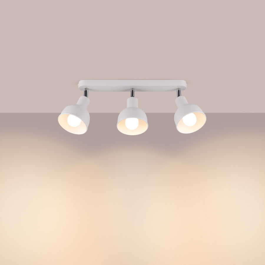 Plafonnier allumé au plafond diffusant une lumière chaude dans une pièce.