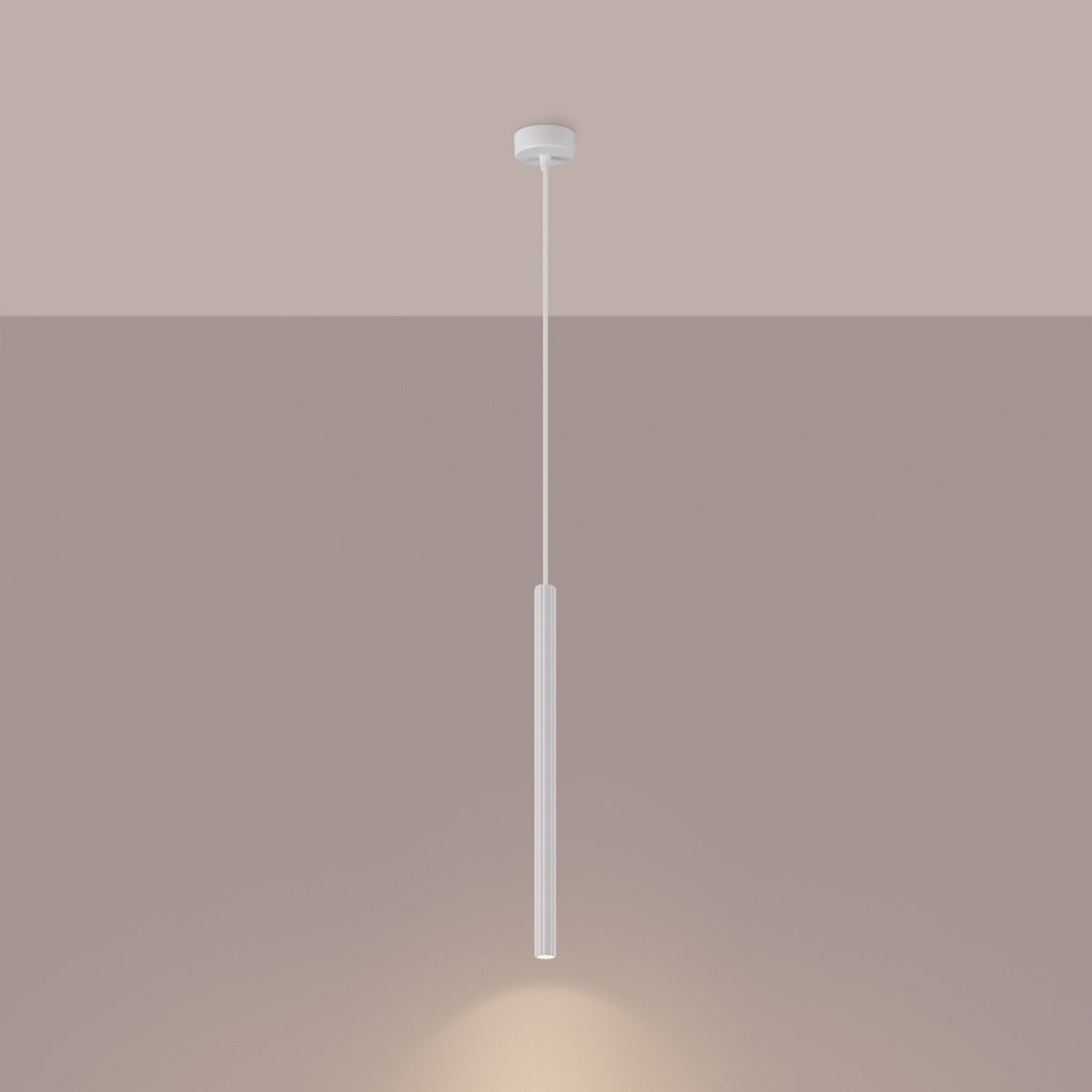Mise en ambiance : la suspension blanche éclaire un mur beige de sa lumière chaude.