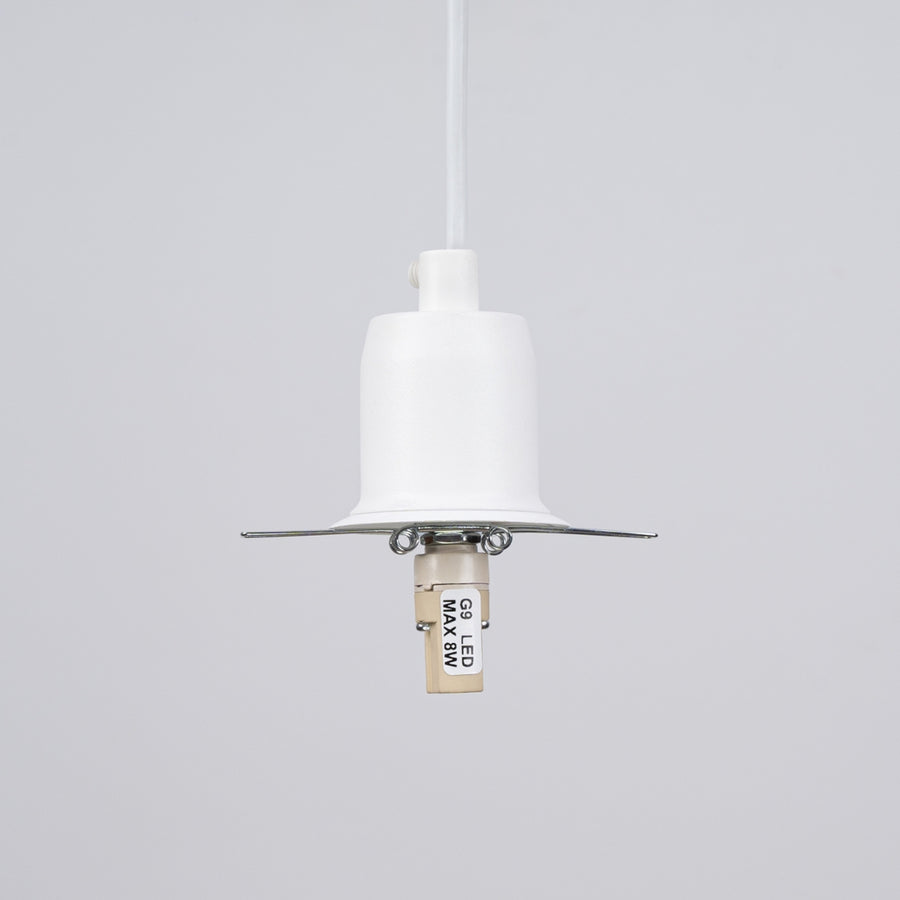 Gros plan sur la douille et l'ampoule LED G9, réflecteur métallique sous l'abat-jour blanc.
