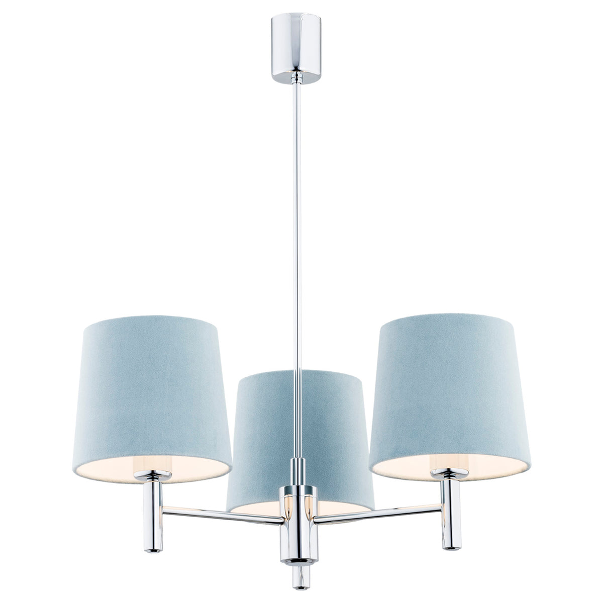Lustre trois lumières, structure chromée et abat-jours bleu clair sur fond blanc