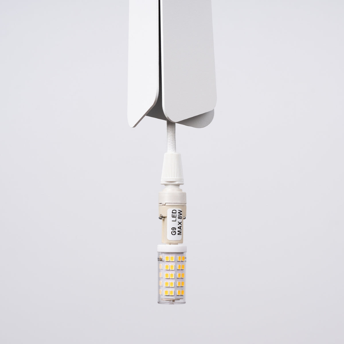Détail de la douille G9 équipée d'une ampoule LED 8 W sous l'abat-jour