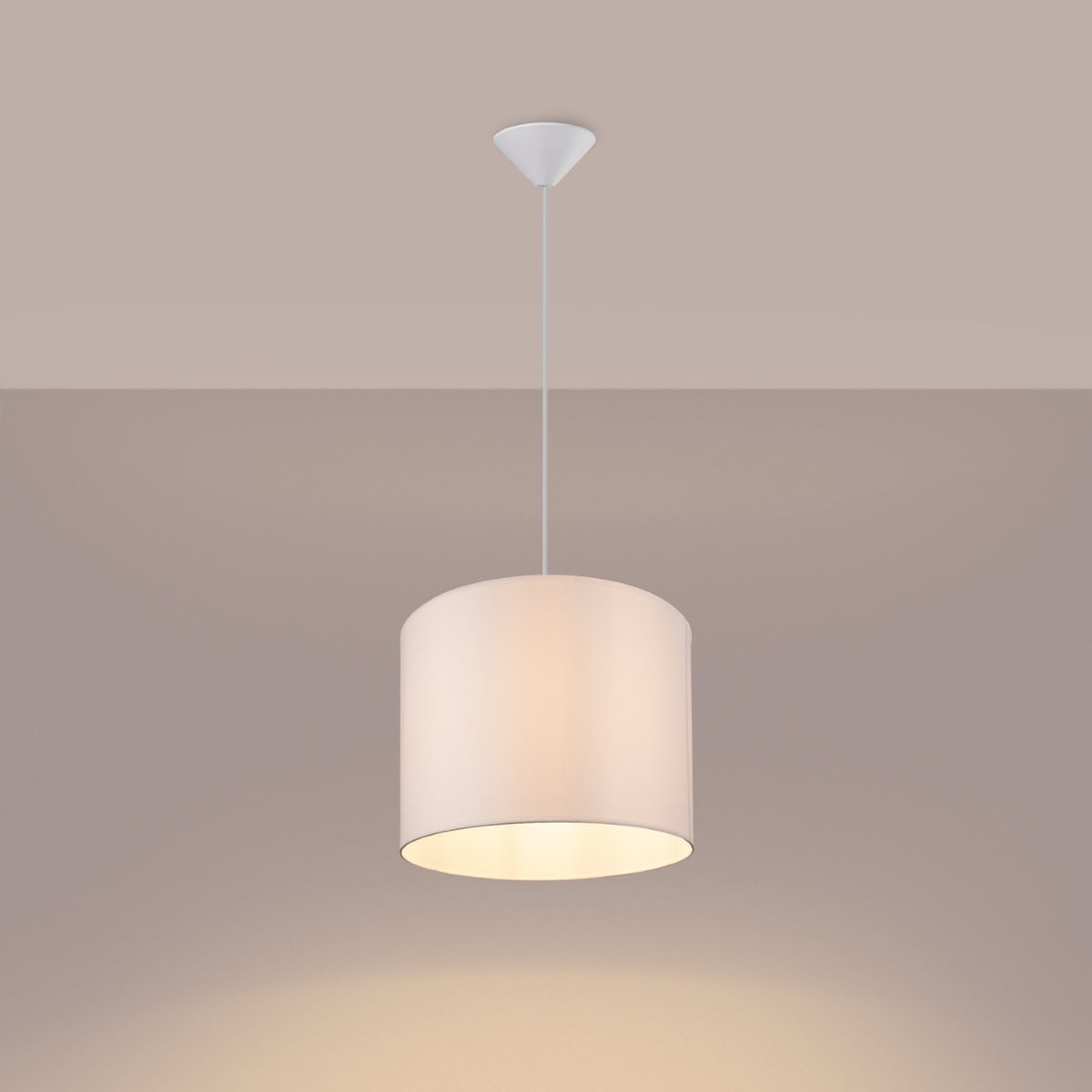 Mise en ambiance de la suspension allumée diffusant une lumière chaude