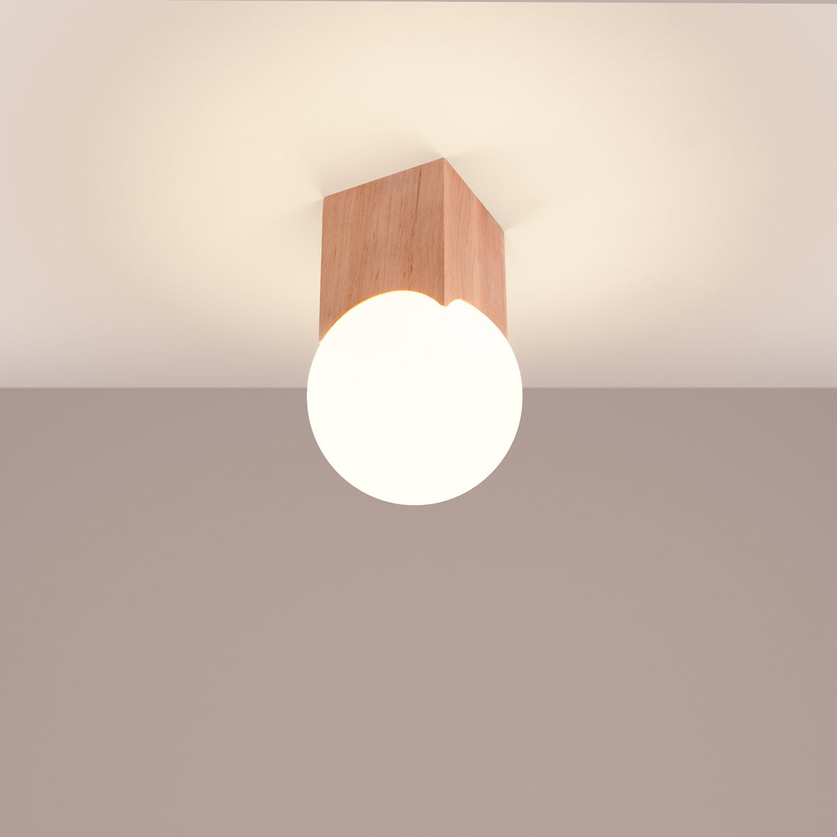 Mise en ambiance du plafonnier allumé, halo lumineux chaud sur le plafond