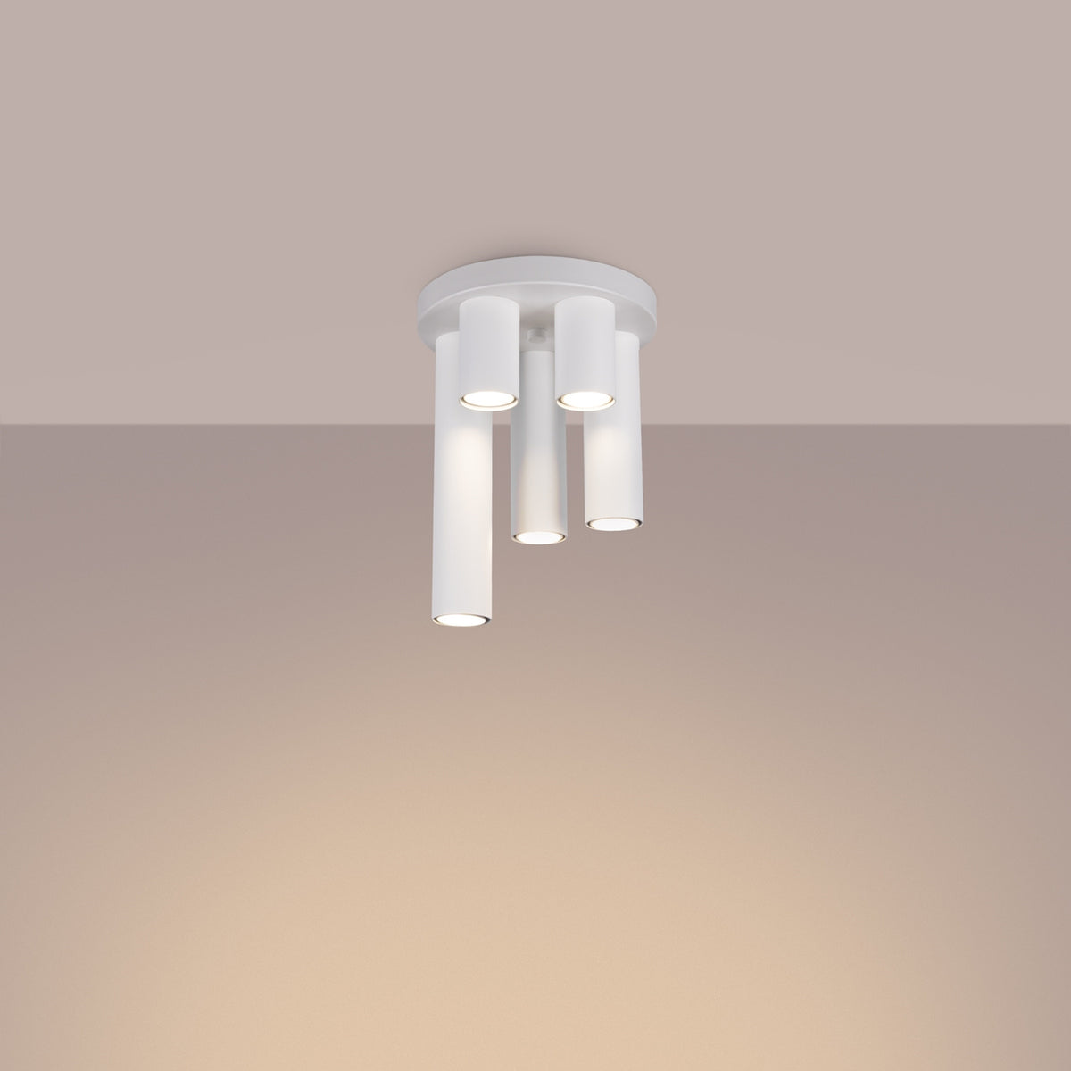 Plafonnier allumé au plafond diffusant une lumière chaude sur le mur.