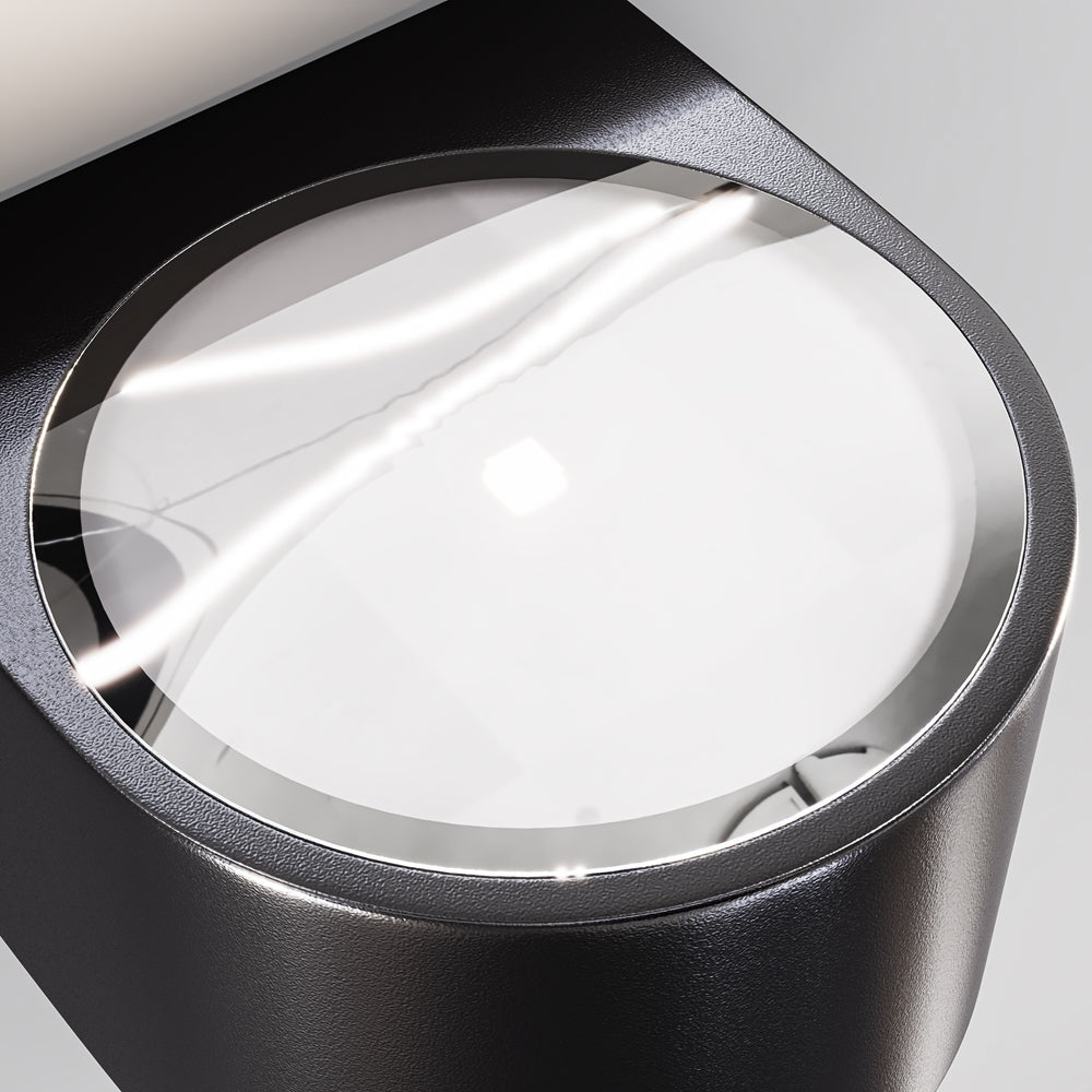 Détail rapproché de la lentille circulaire et de la finition granuleuse noire du luminaire