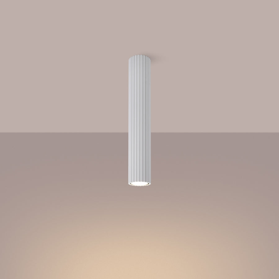 Plafonnier allumé diffusant une lumière chaude sur fond beige rosé.