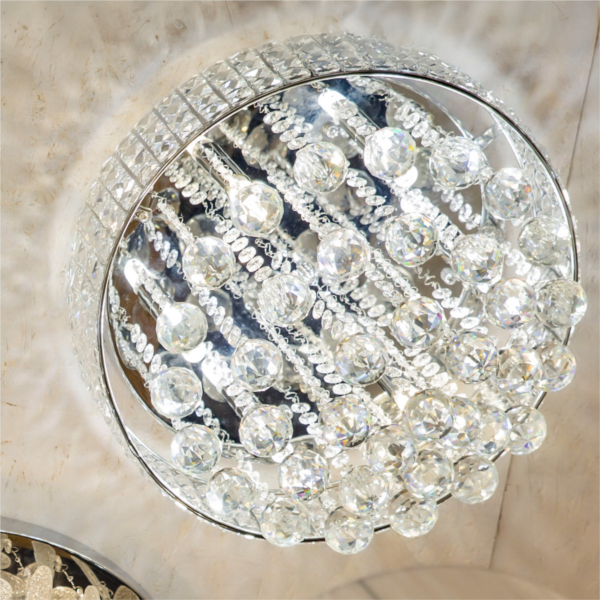 Gros plan sur les boules de verre facetté et les chaînettes de cristal scintillantes