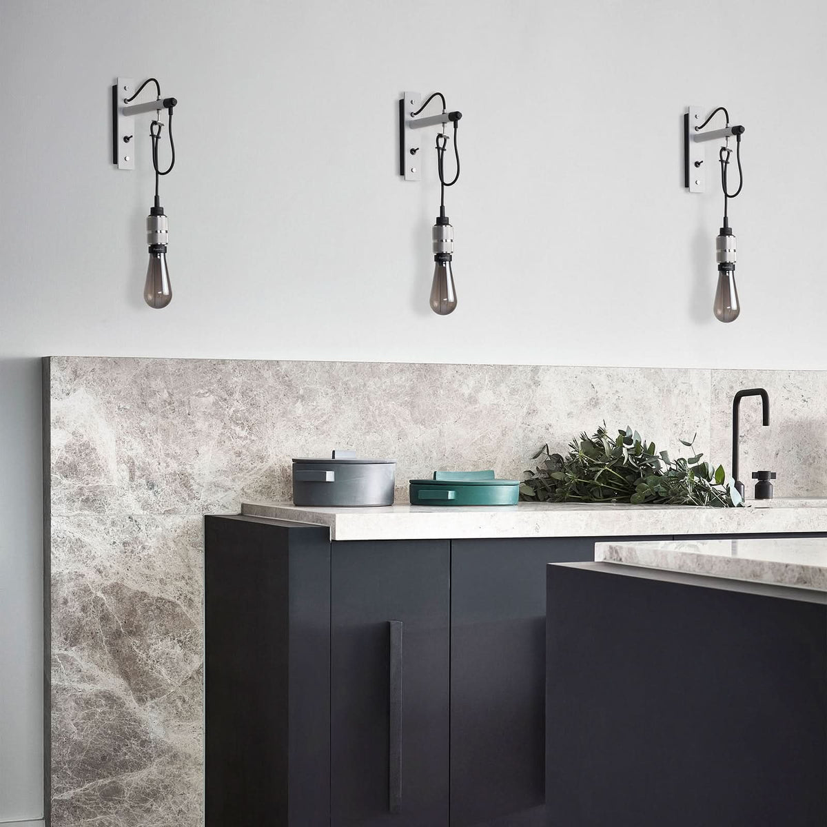 Applique murale Hooked Wall en acier, gris clair, 40 W