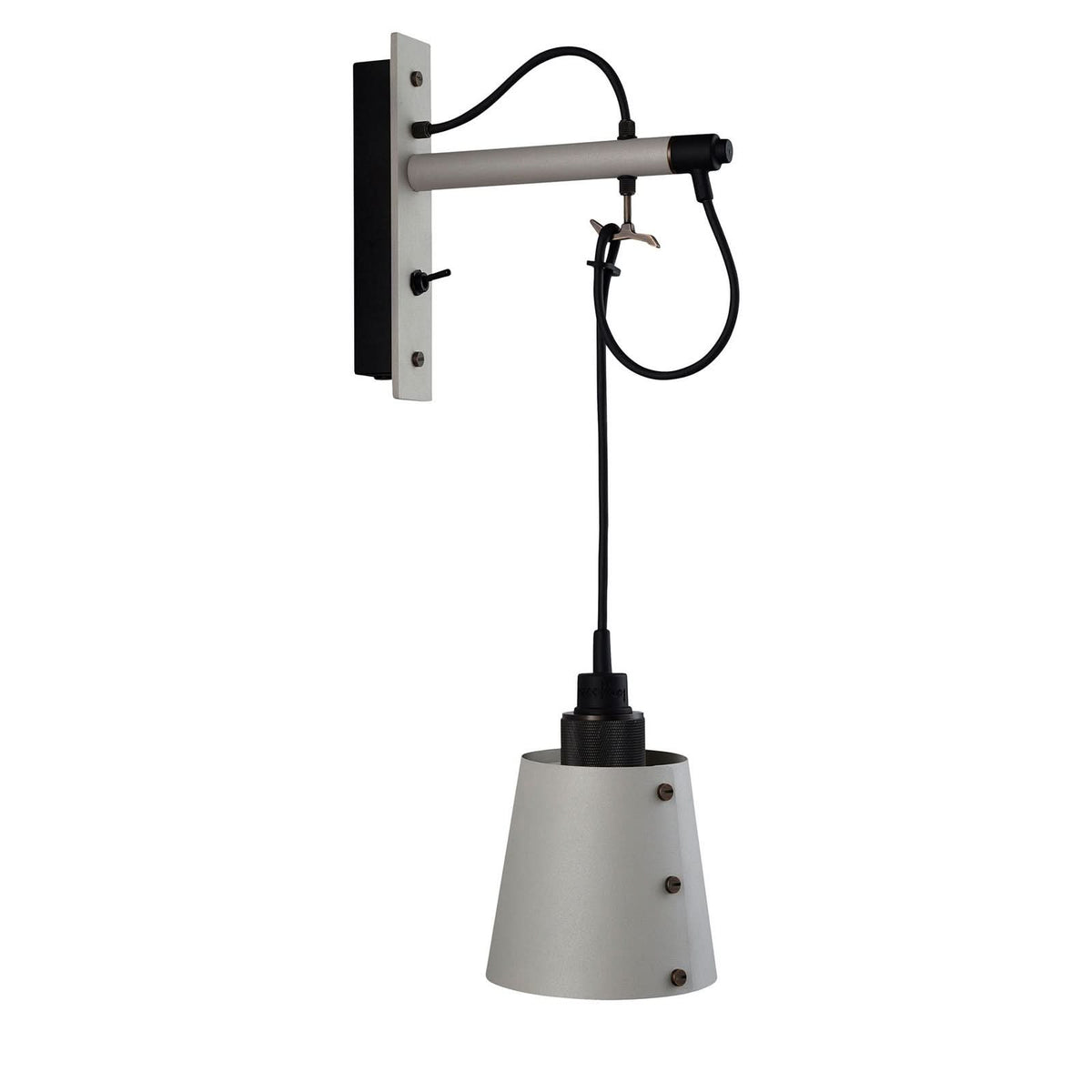 Vue produit isolée sur fond blanc, applique murale avec bras horizontal et abat-jour conique suspendu.