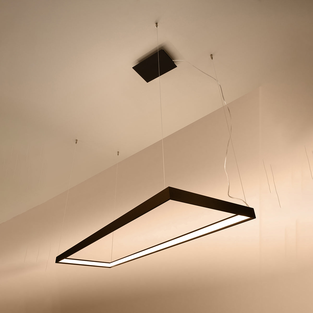 Vue en contre-plongée du cadre noir suspendu avec diffuseur LED allumé