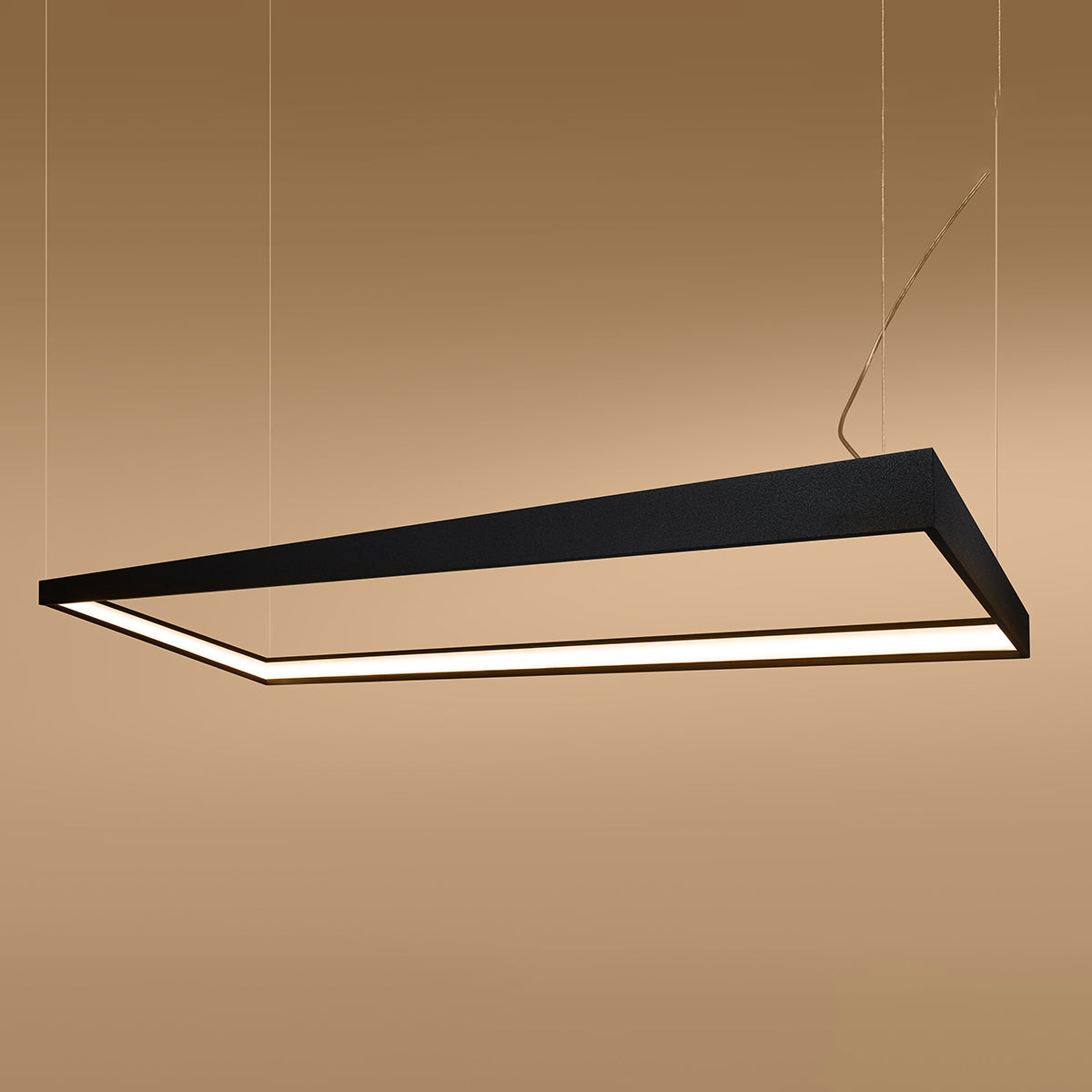 Détail de profil du cadre noir et de la bande LED allumée