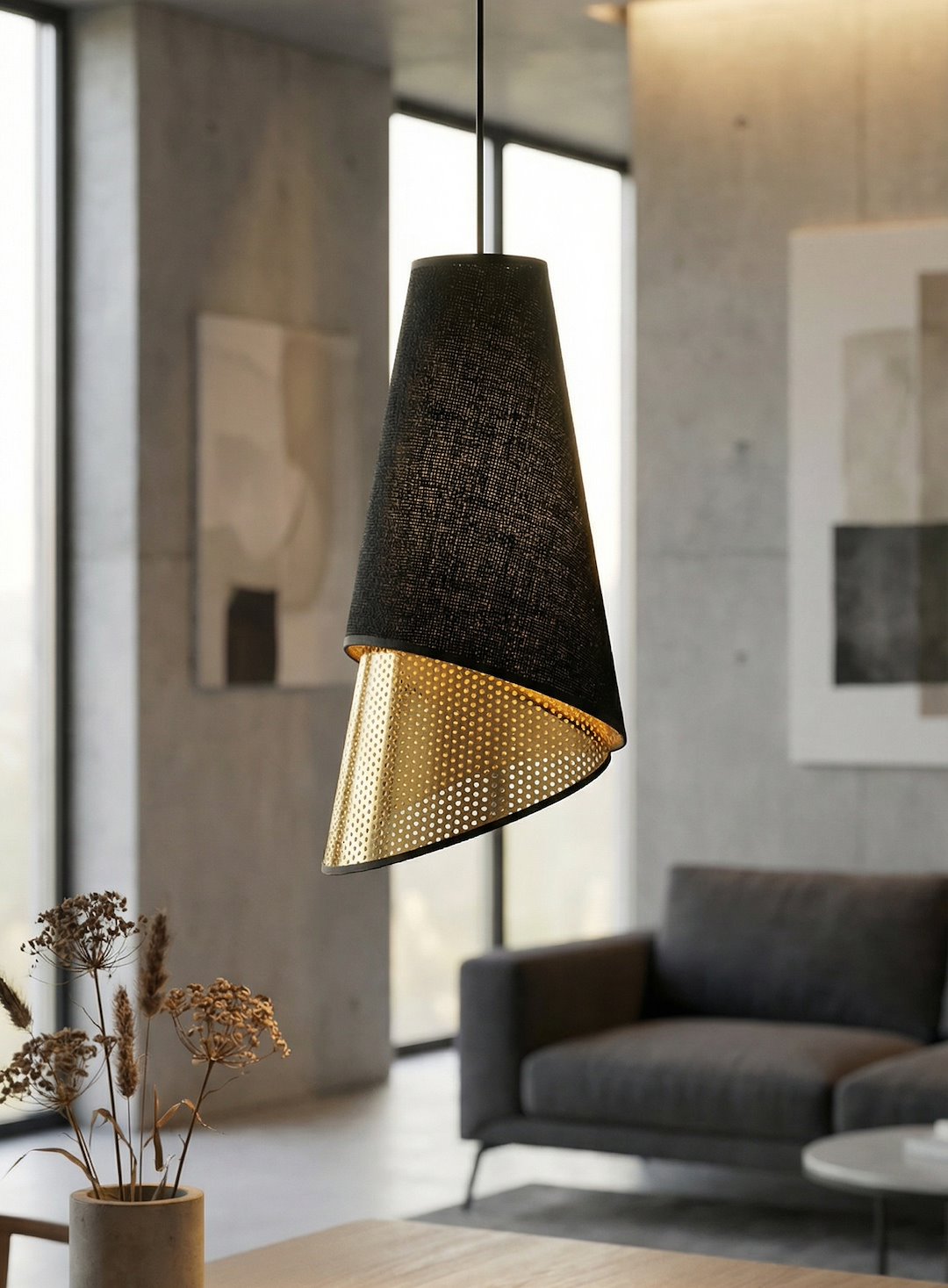 Mise en ambiance salon, suspension allumée au-dessus d'une table basse en bois