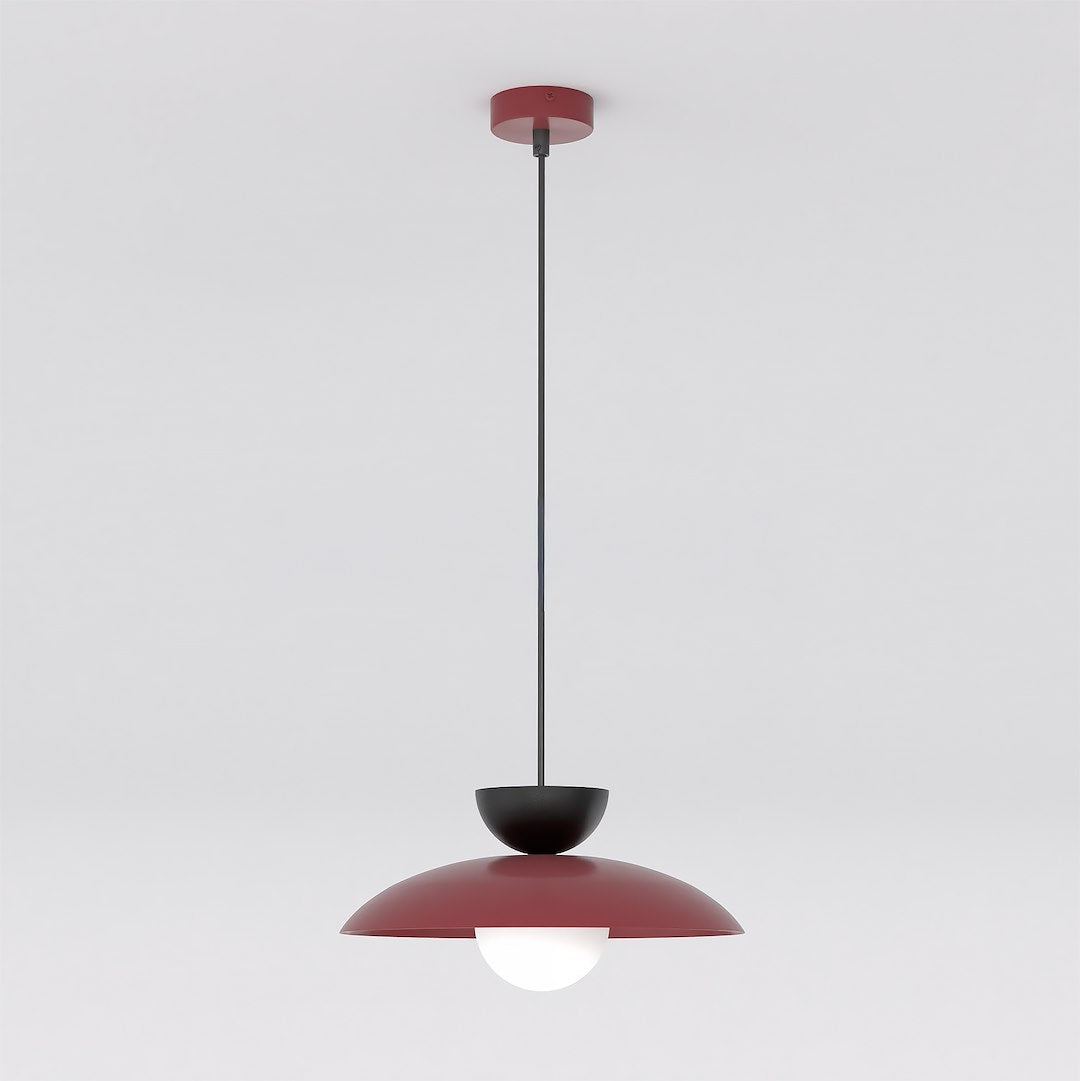 Vue produit de face, suspension bordeaux et noire avec diffuseur en verre blanc opale