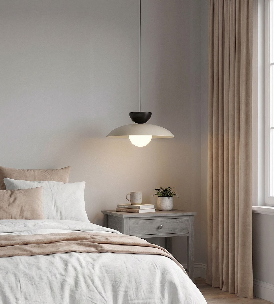 Mise en ambiance chambre : suspension allumée au-dessus de la table de nuit en bois gris