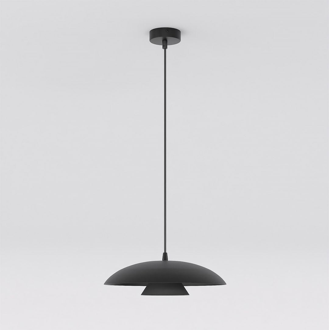Vue de profil du luminaire noir suspendu sur fond blanc uni