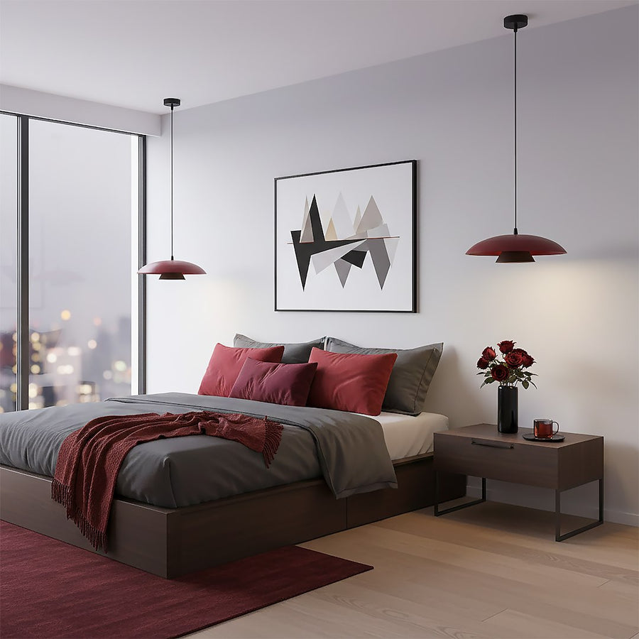 Chambre moderne avec deux suspensions bordeaux de part et d'autre du lit