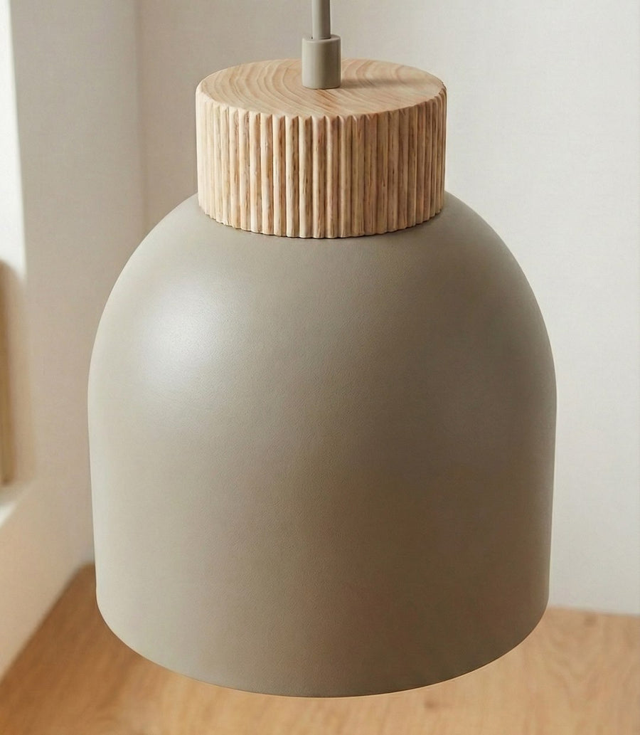 Détail rapproché de l'abat-jour beige et de sa couronne en bois rainuré