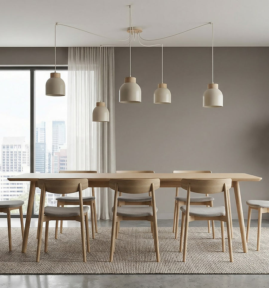Salle à manger en bois, suspension beige au-dessus de la table