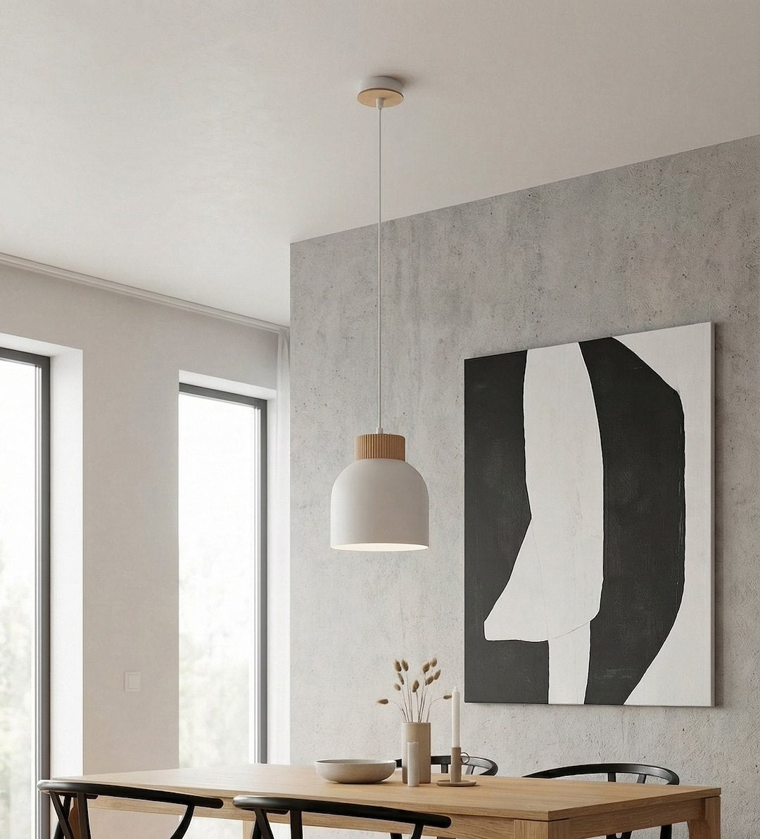 Mise en ambiance au-dessus d'une table en bois devant un tableau noir et blanc