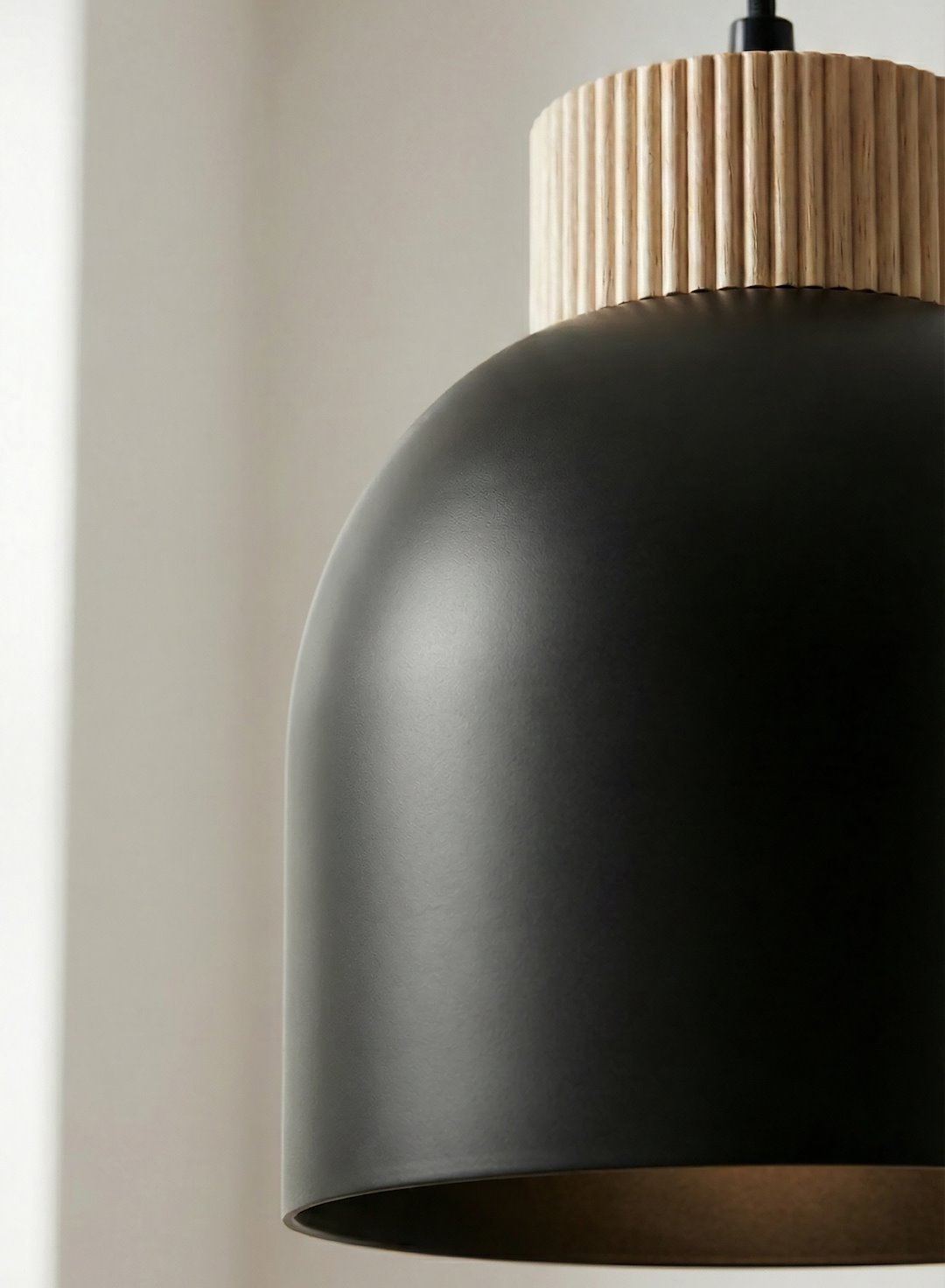 Détail de la finition striée du bois et du métal mat noir