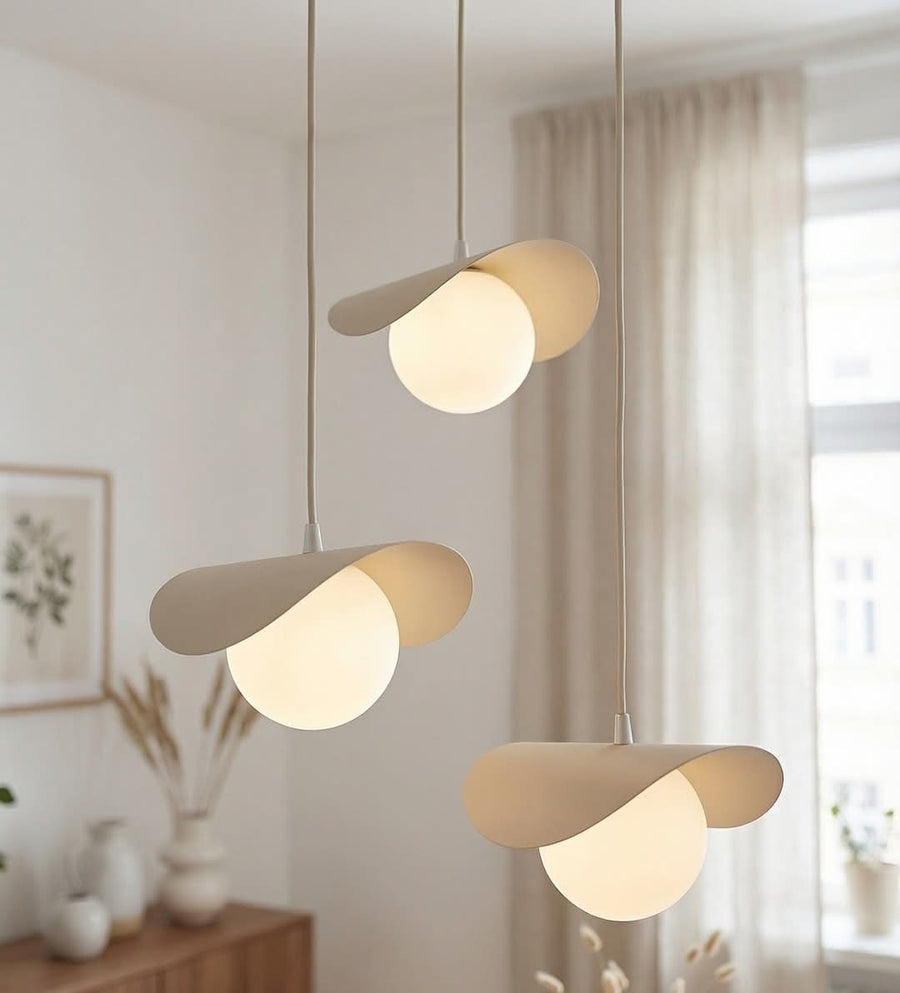 Vue rapprochée de trois luminaires allumés, détail de l'abat-jour beige