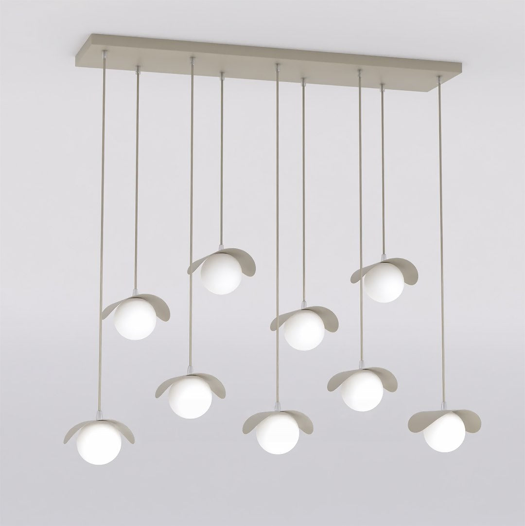 Vue de face du luminaire à neuf suspensions beige et globes de verre blanc
