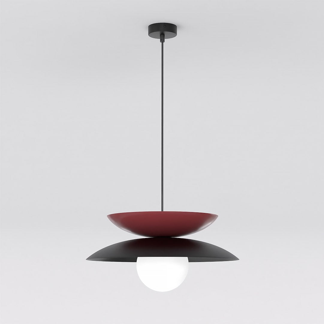 Suspension de face sur fond blanc, coupelles bordeaux et noire, globe en verre blanc
