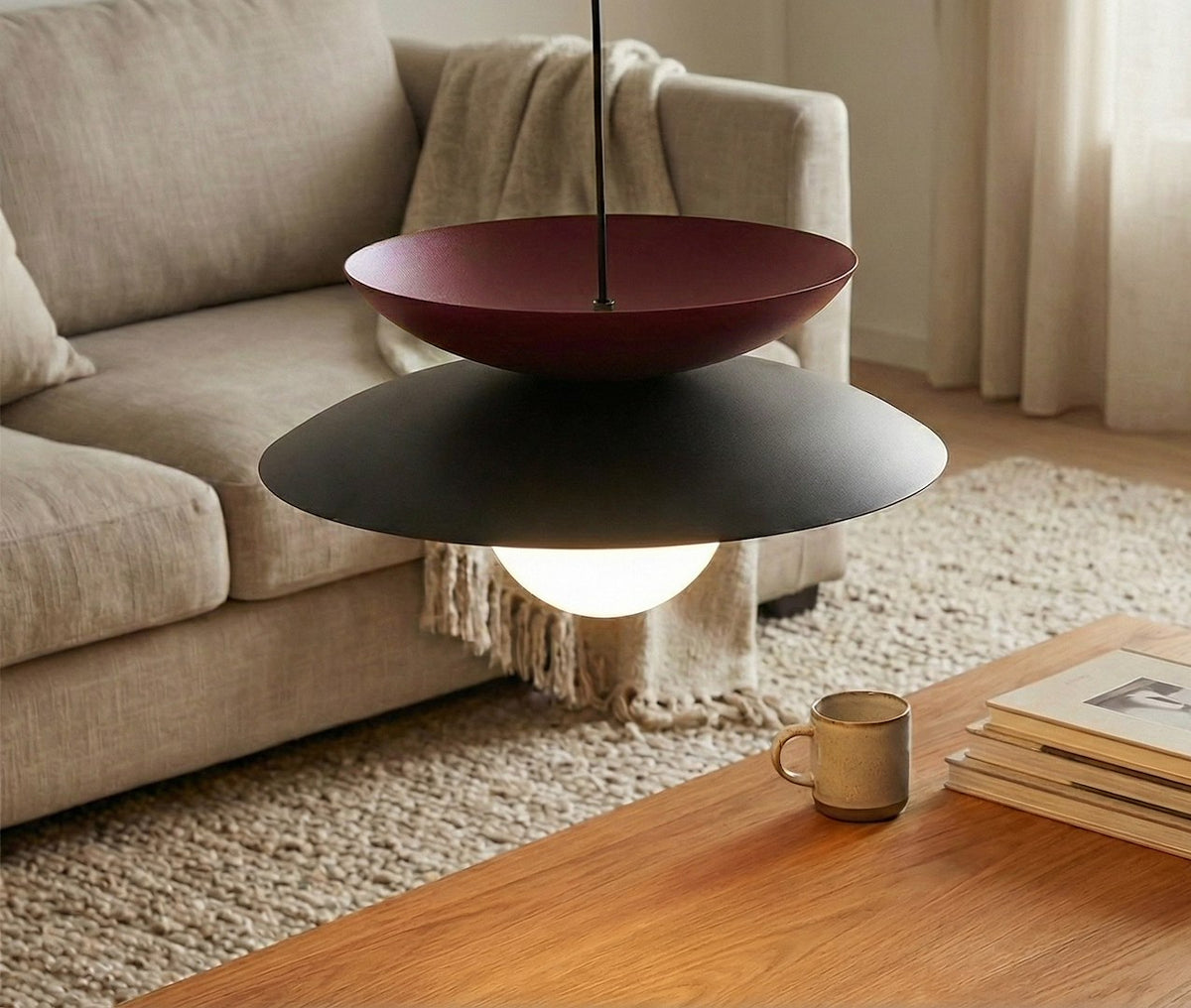 Mise en ambiance au-dessus d'une table basse, canapé beige et tapis texturé