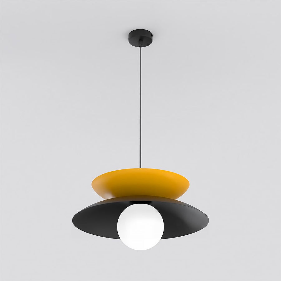 Gros plan du luminaire sur fond clair, abat-jour superposés noir et orange