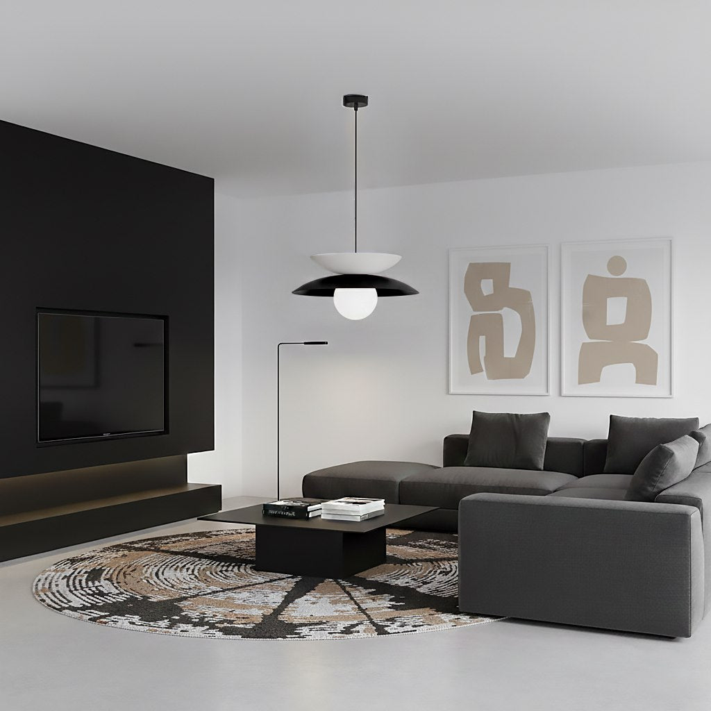 Pièce à vivre moderne avec téléviseur noir et grande suspension au centre.