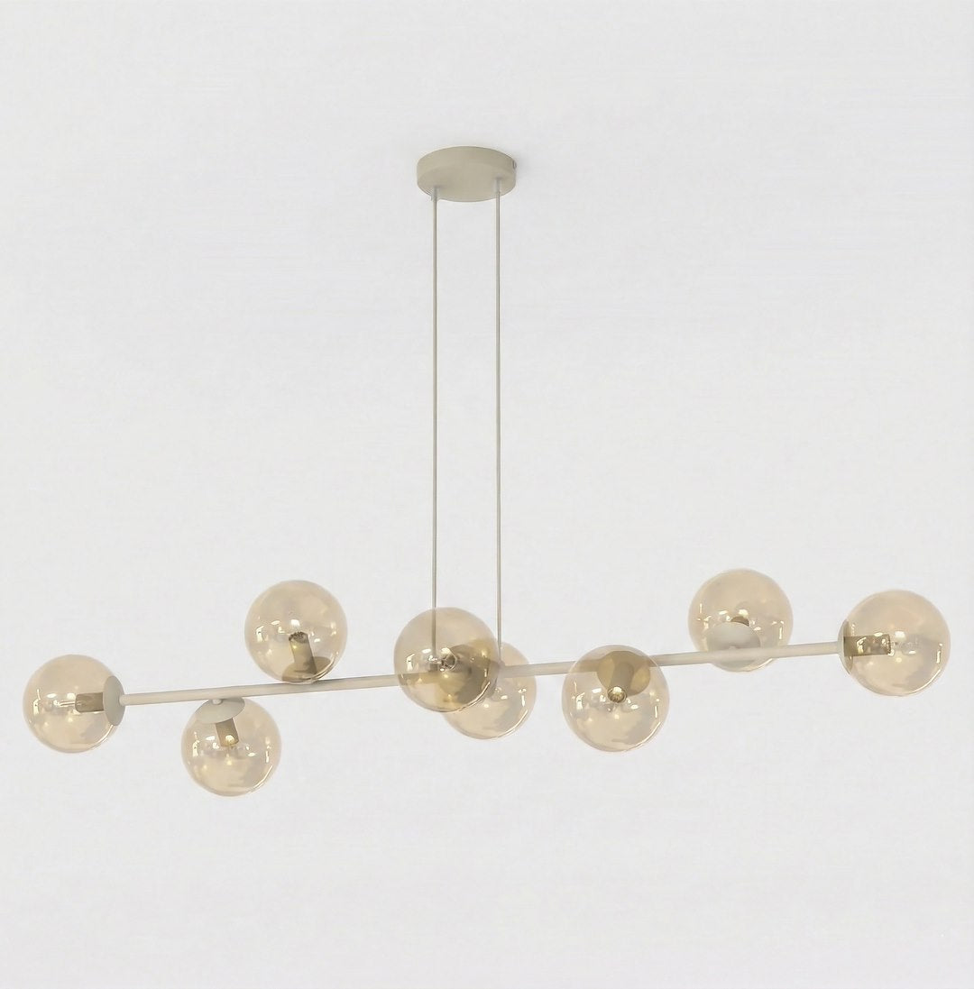 Suspension beige à huit globes de verre ambré, barre horizontale et câbles fins.