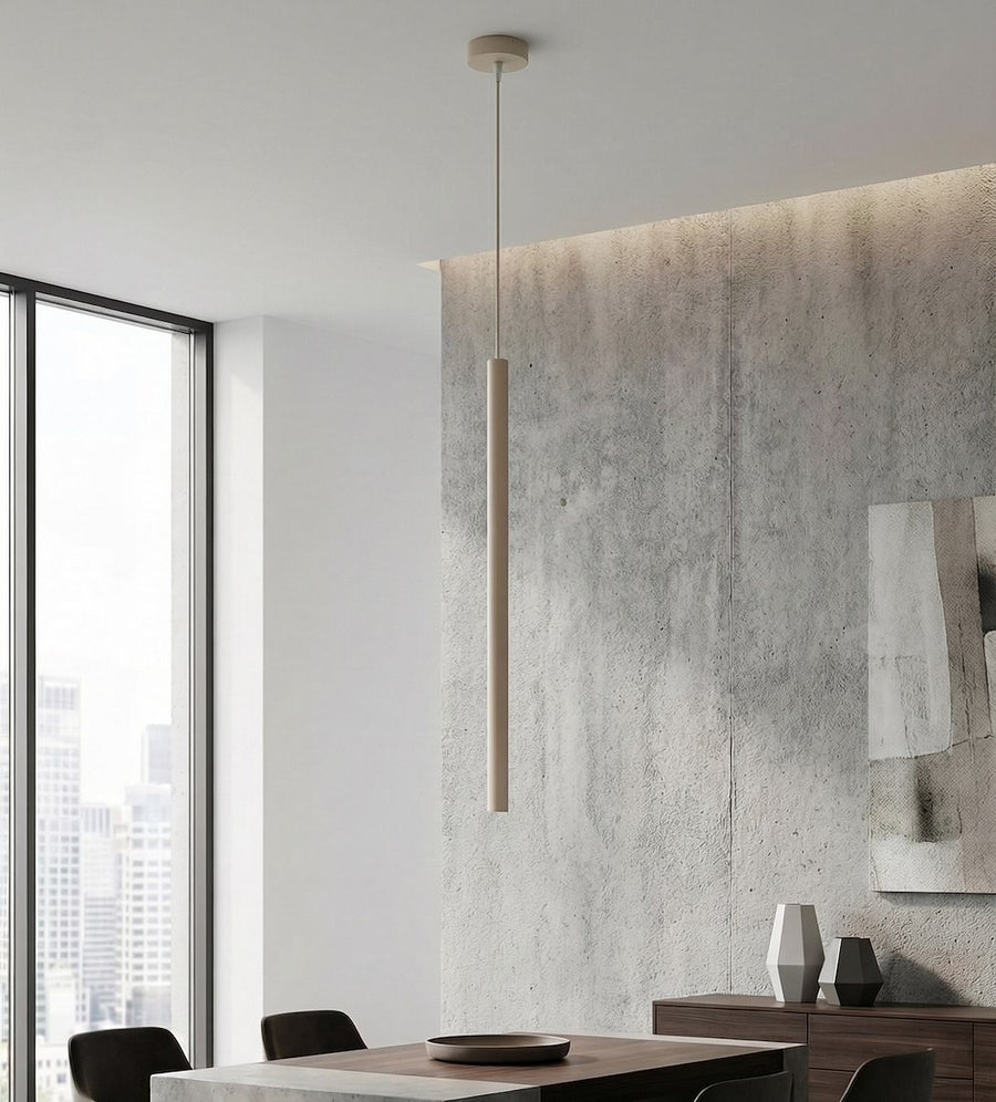 Luminaire suspendu installé devant mur béton, intérieur contemporain avec baie vitrée