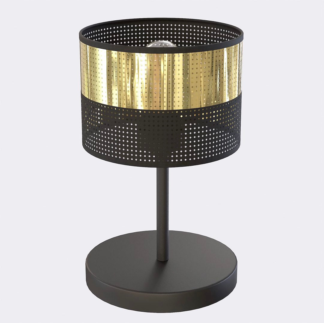 Lampe à poser vue de face sur fond blanc, abat-jour cylindrique noir perforé et doublure dorée