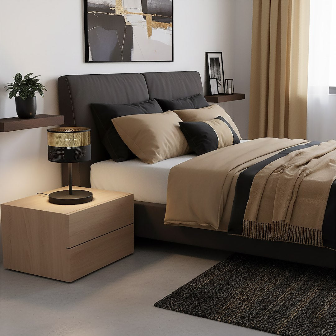 Ambiance chambre claire, lampe posée sur chevet en bois avec linge beige et noir