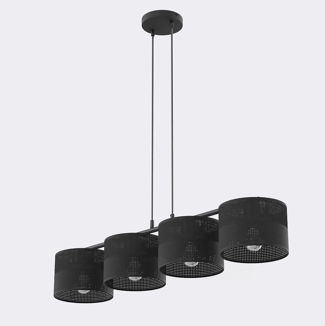 Suspension noire à quatre abat-jours cylindriques perforés alignés sur barre fine, fond blanc.