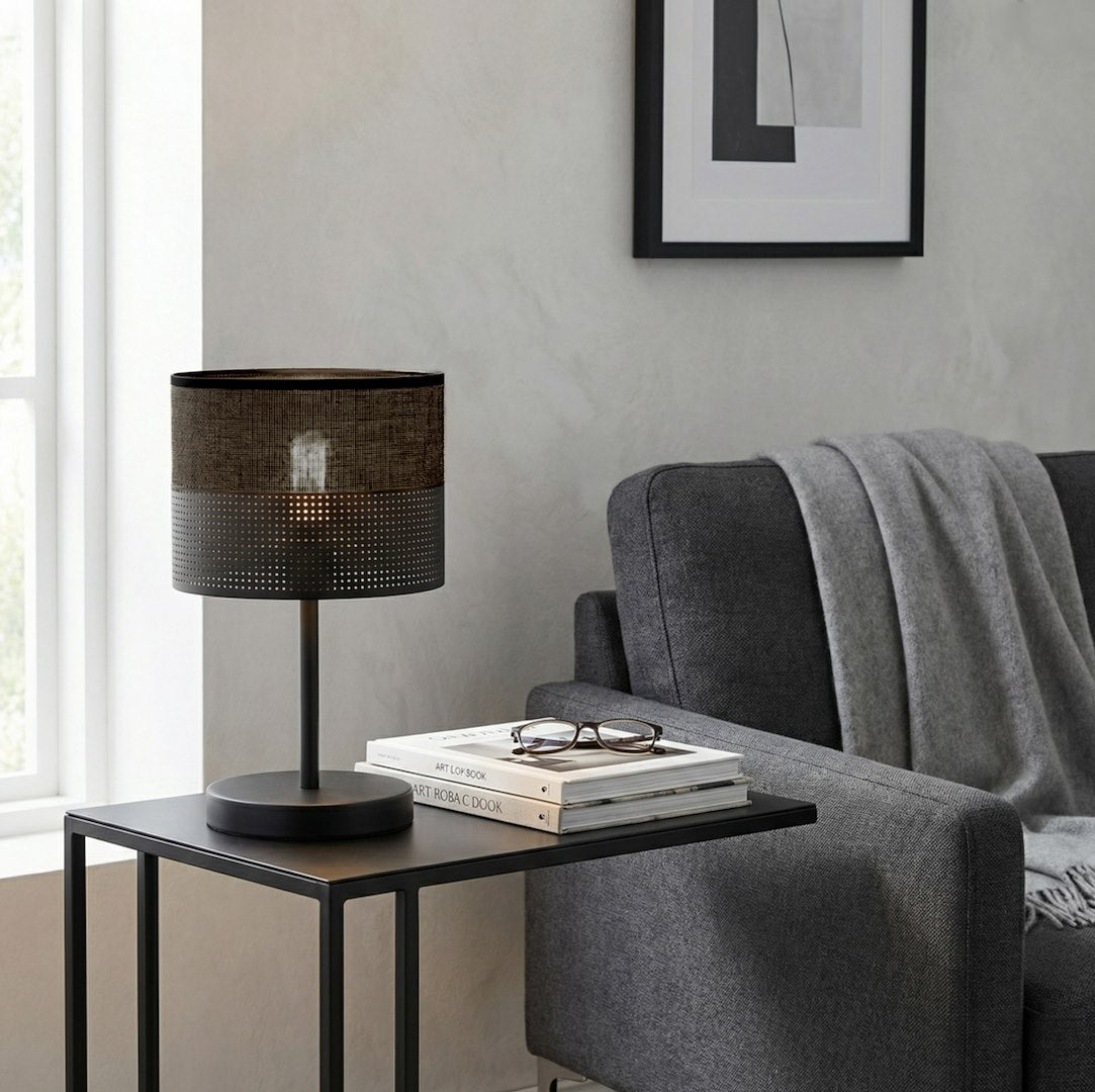 Lampe sur table d'appoint, abat-jour perforé éclairé près d'un fauteuil gris