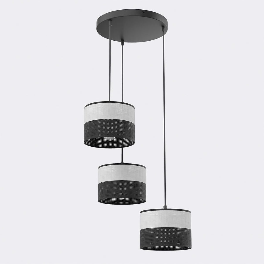 Vue de trois quarts montrant les trois abat-jours cylindriques suspendus à des hauteurs différentes.