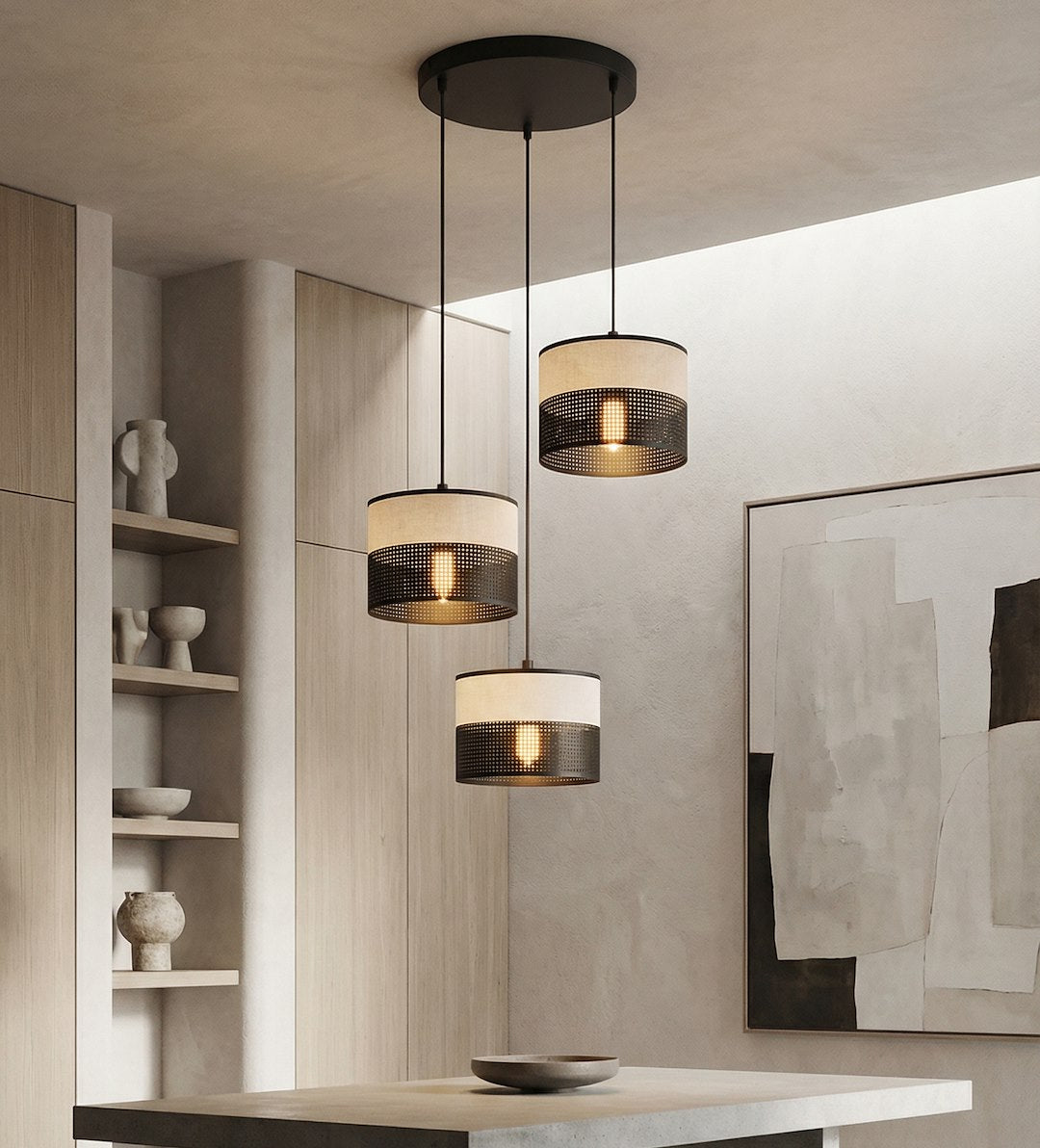 Mise en ambiance au-dessus d'une table, suspensions allumées dans un intérieur bois et beige.