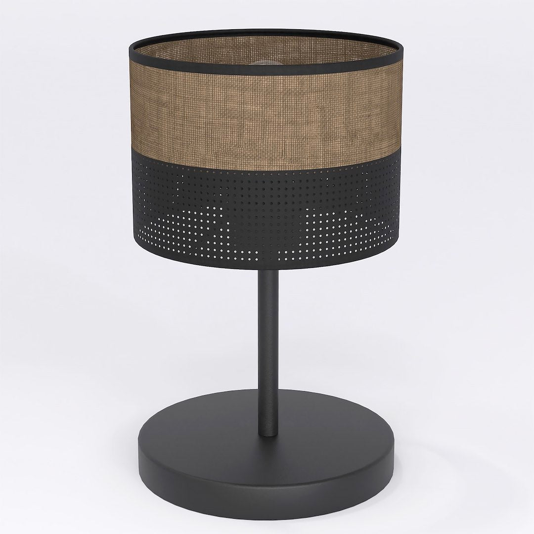 Lampe à poser vue de face sur fond blanc, abat-jour cylindrique noir et tissu marron