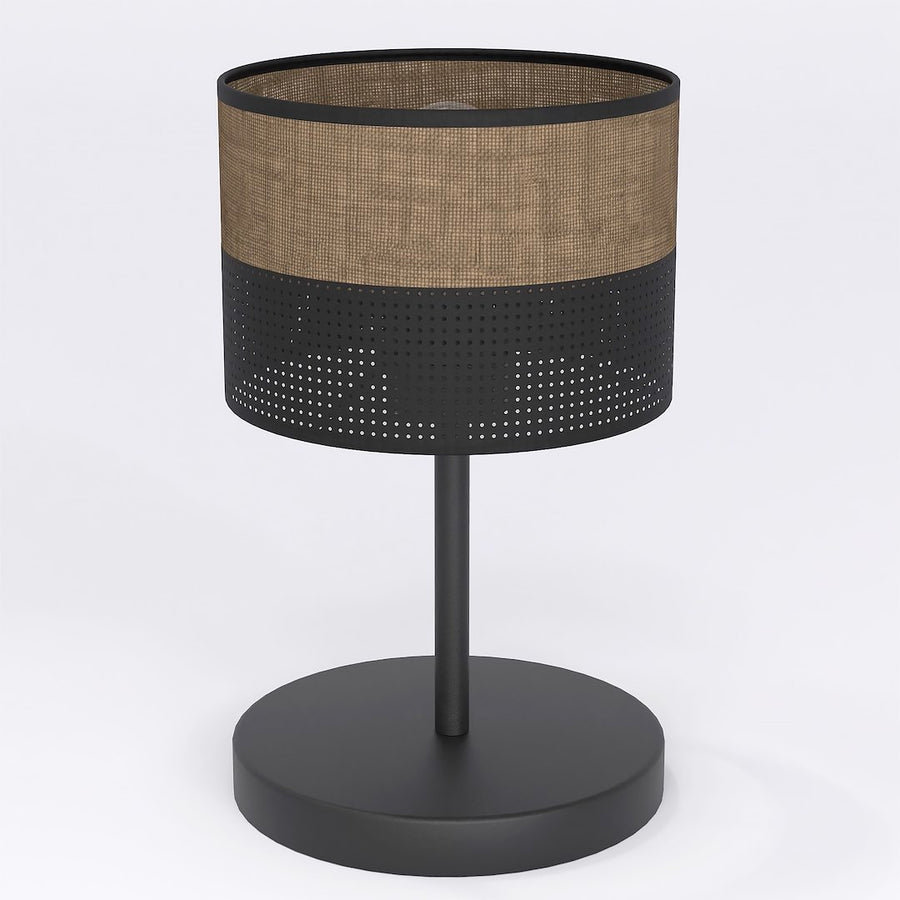 Lampe à poser vue de face sur fond blanc, abat-jour cylindrique noir et tissu marron