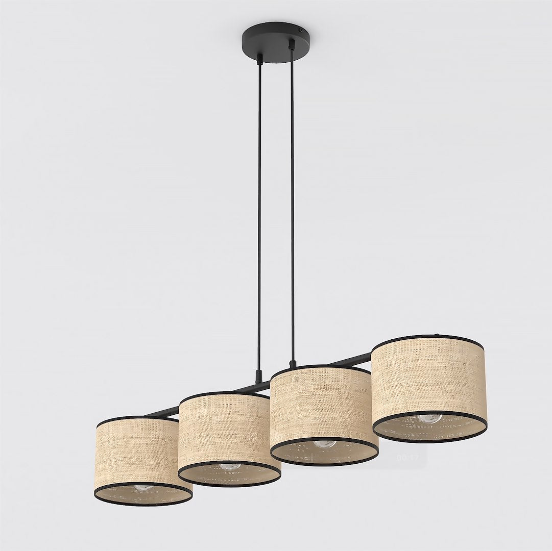 Vue de face du luminaire sur fond blanc, quatre abat-jours cylindriques en rotin