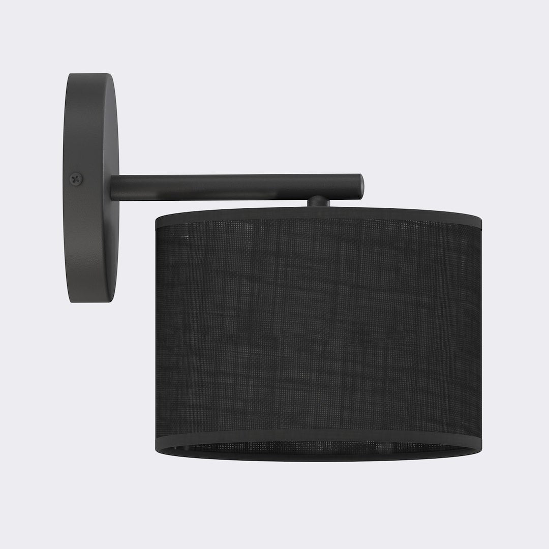 Applique murale noire vue de face avec abat-jour cylindrique en tissu noir