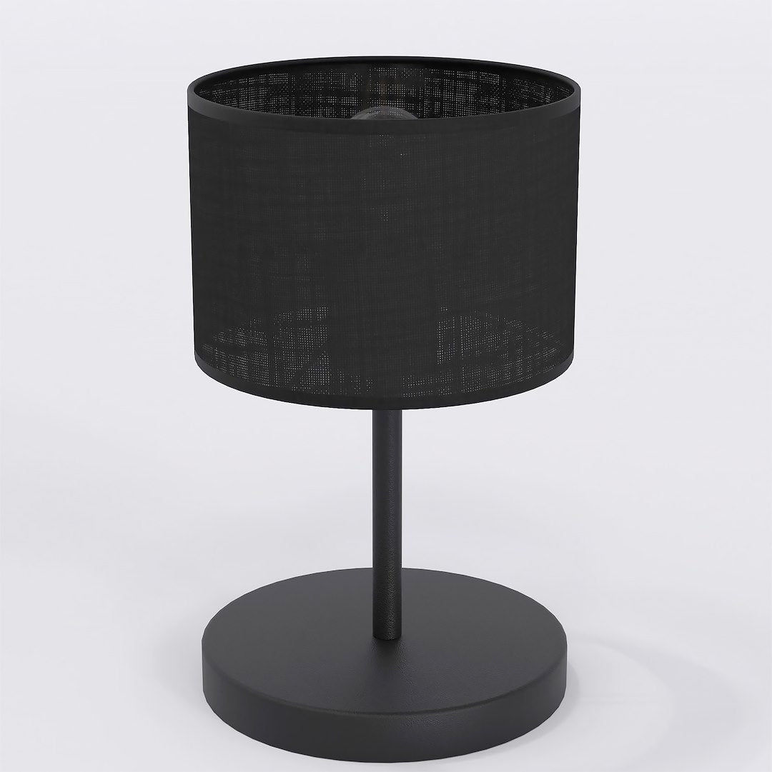 Lampe à poser noire vue de face sur fond blanc, abat-jour cylindrique et socle rond.