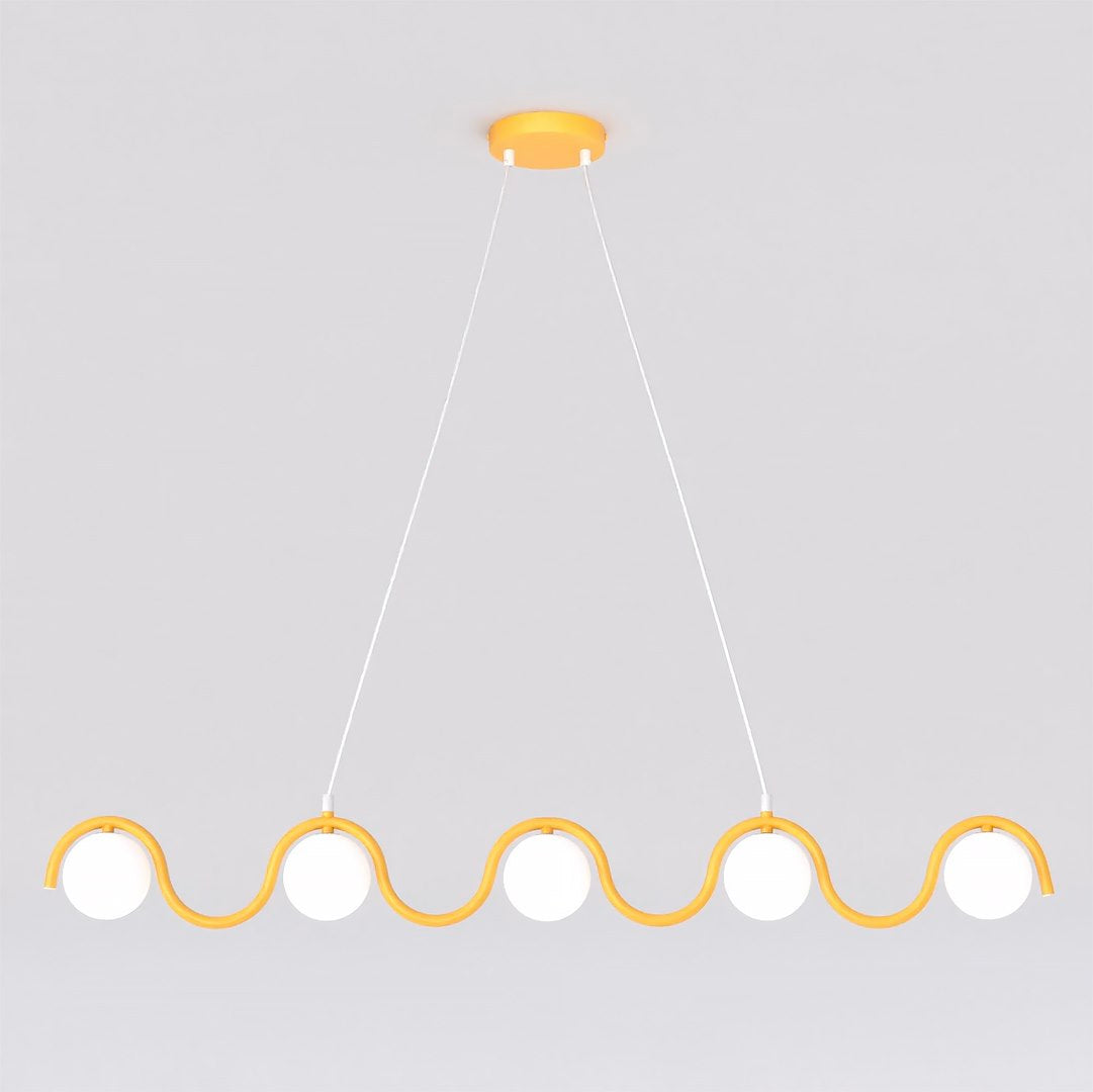 Vue de face, cinq globes blancs alignés sur une armature orange ondulée suspendue.