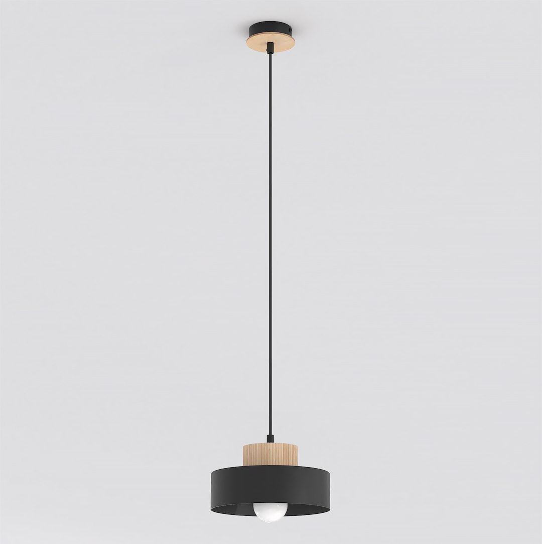 Suspension noire de face, abat-jour cylindrique et partie haute en bois cannelé